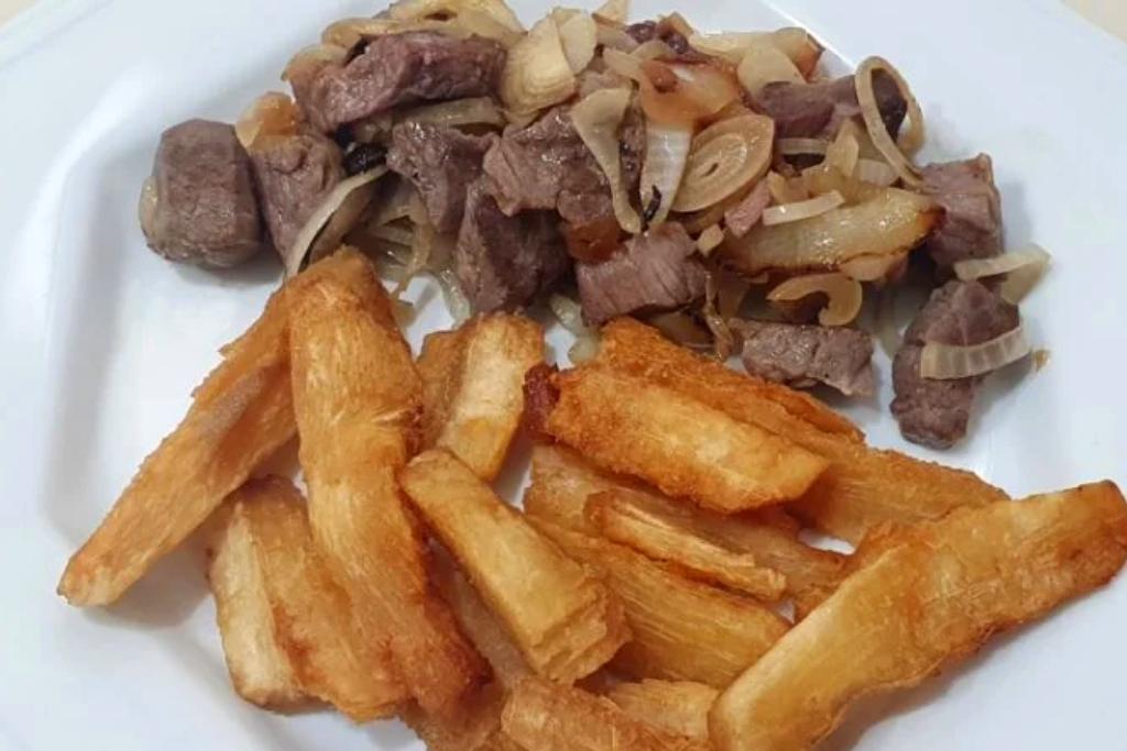 Mandioca Frita Carne Acebolada Para Acompanhar Aquela Cervejinha