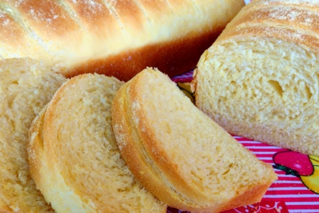 Pão de fubá, um pão caseiro delicioso e perfeito para comer tomando uma xícara de café