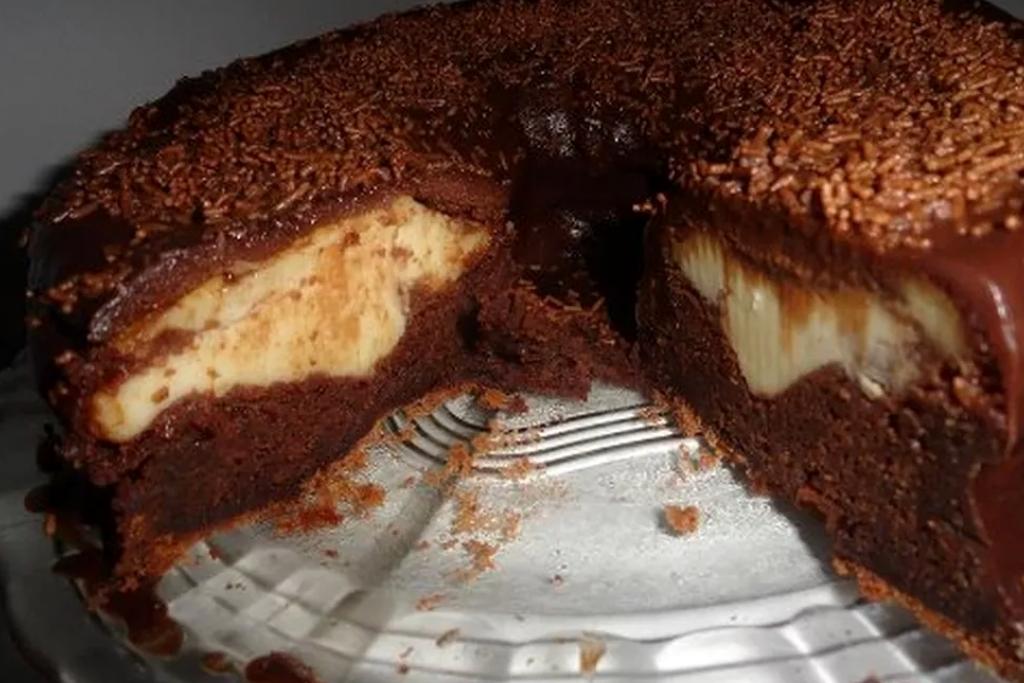 Bolo bomba de chocolate, é um bolo com muito recheio e que já sai do forno recheado
