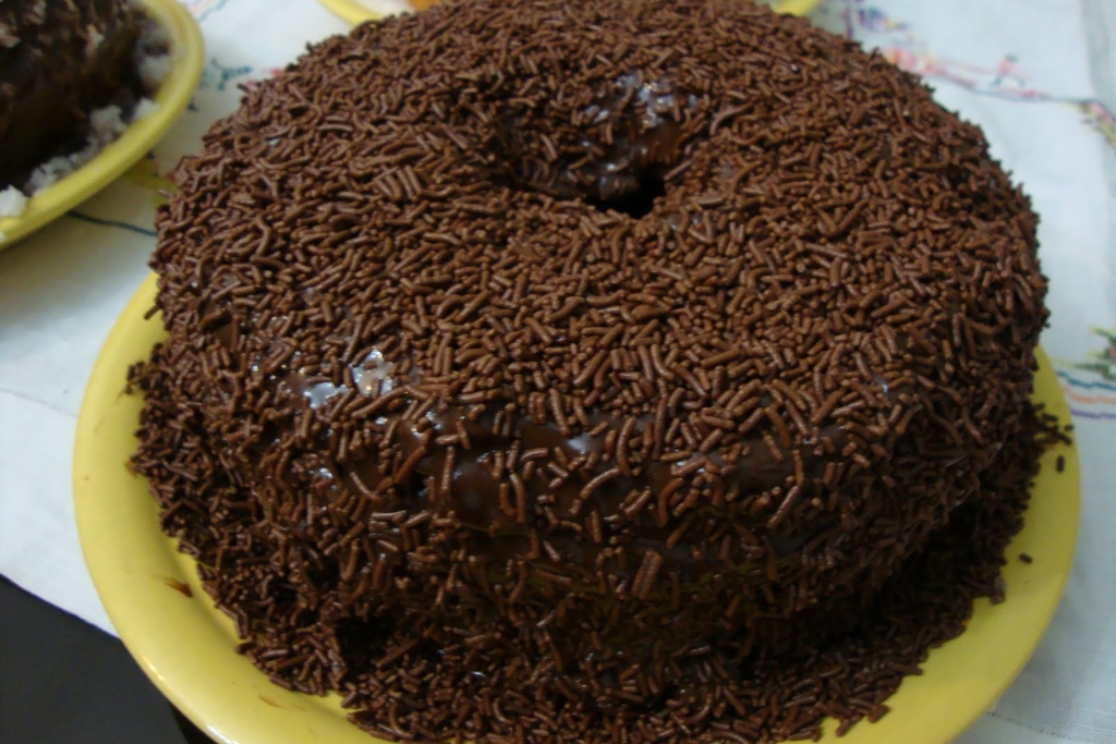 Bolo de chocolate é um bolo macio e molhadinho, que acompanha uma calda incrível