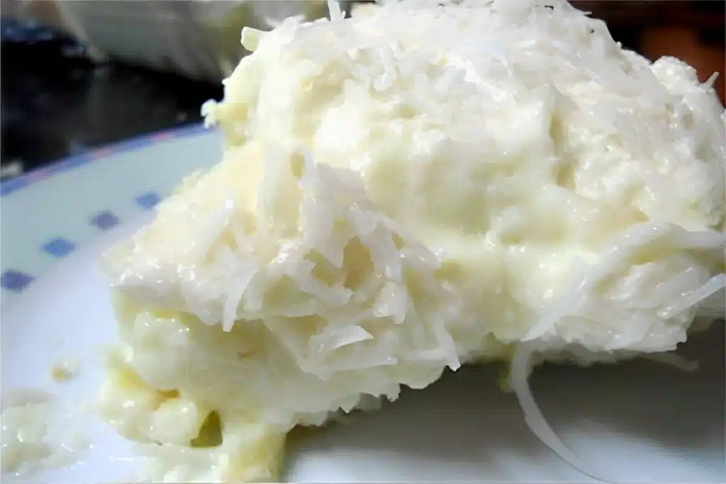 Bolo de coco gelado e bem molhadinho, uma delícia para festa ou para servir como sobremesa