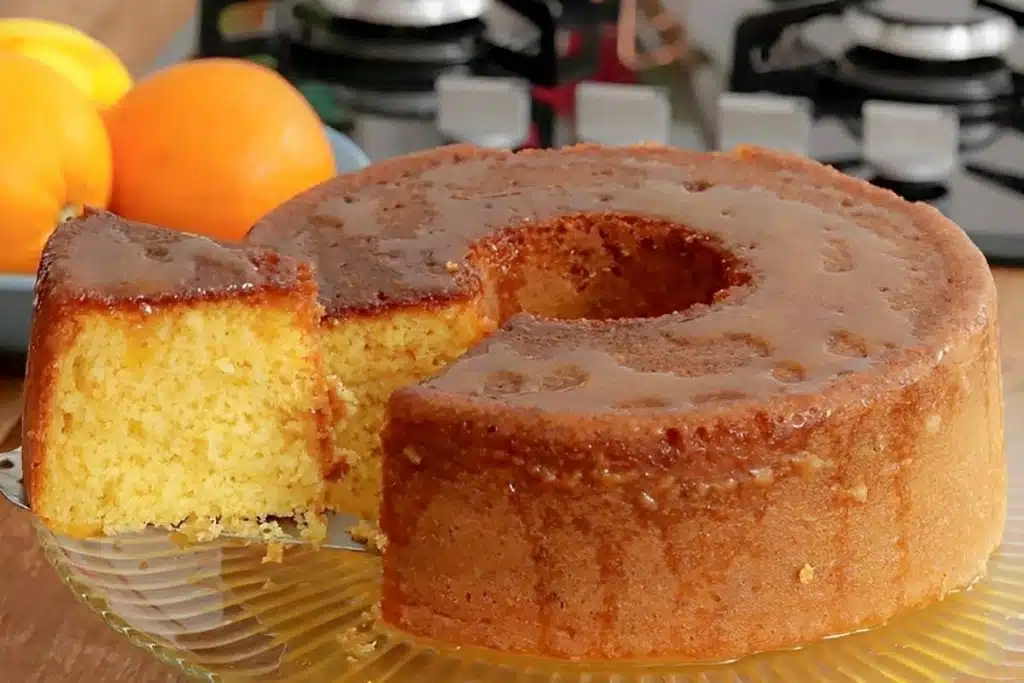 Bolo de laranja com calda, um bolo simples feito no liquidificador e que fica uma delícia