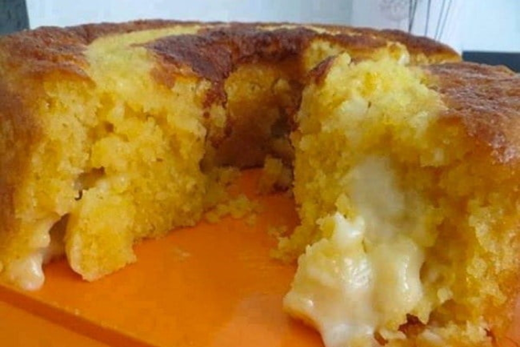 Bolo de milho com requeijão, o bolo já sai do forno recheado uma delícia e fácil de preparar