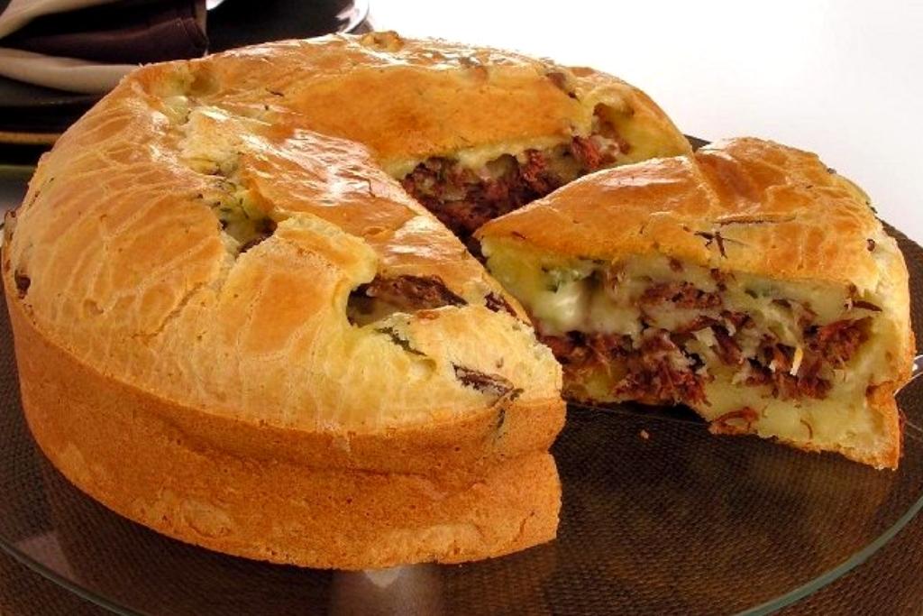 Bolo de pão de queijo recheado, sirva no lanche ou até mesmo numa refeição