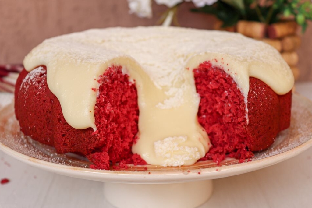  Bolo red velvet com cobertura de cream cheese, um bolo para comer com os olhos 