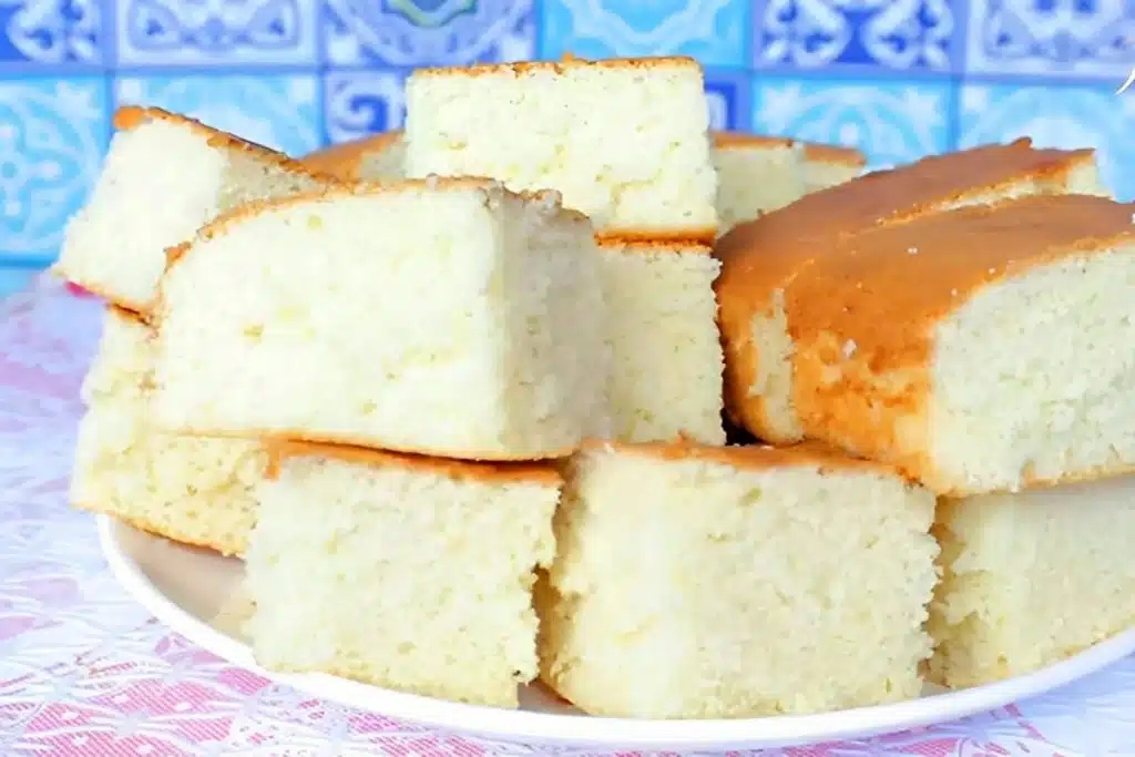 Bolo simples, um bolo fofinho e delicioso feito com ingredientes que você tem em casa
