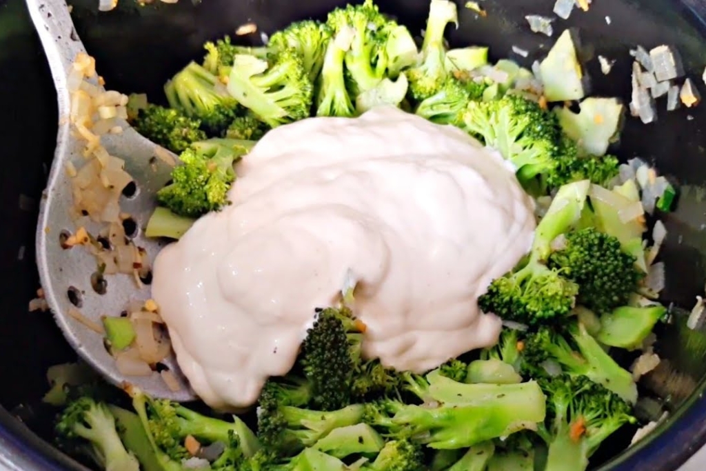 Brócolis com creme de leite, simples e no estilo cajun