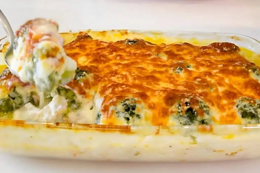 Brócolis gratinado no forno com molho branco e queijo, fica uma delícia e perfeito