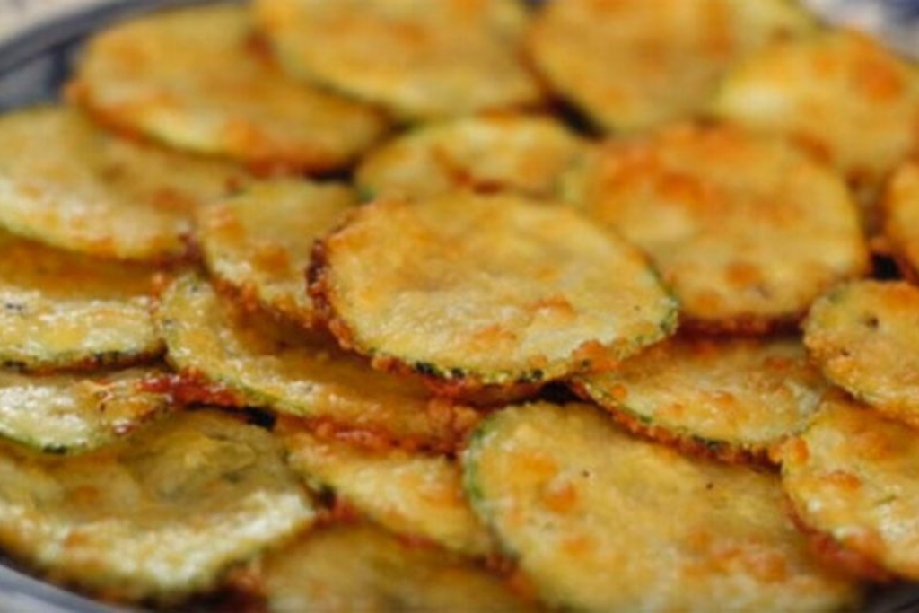 Chips de abobrinha com parmesão um tira gosto saudável, crocante e delicioso 