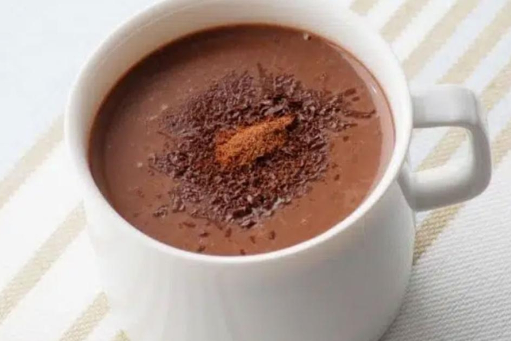Chocolate quente com ovomaltine cremoso para tomar enquanto assiste um filme nos dias de frio