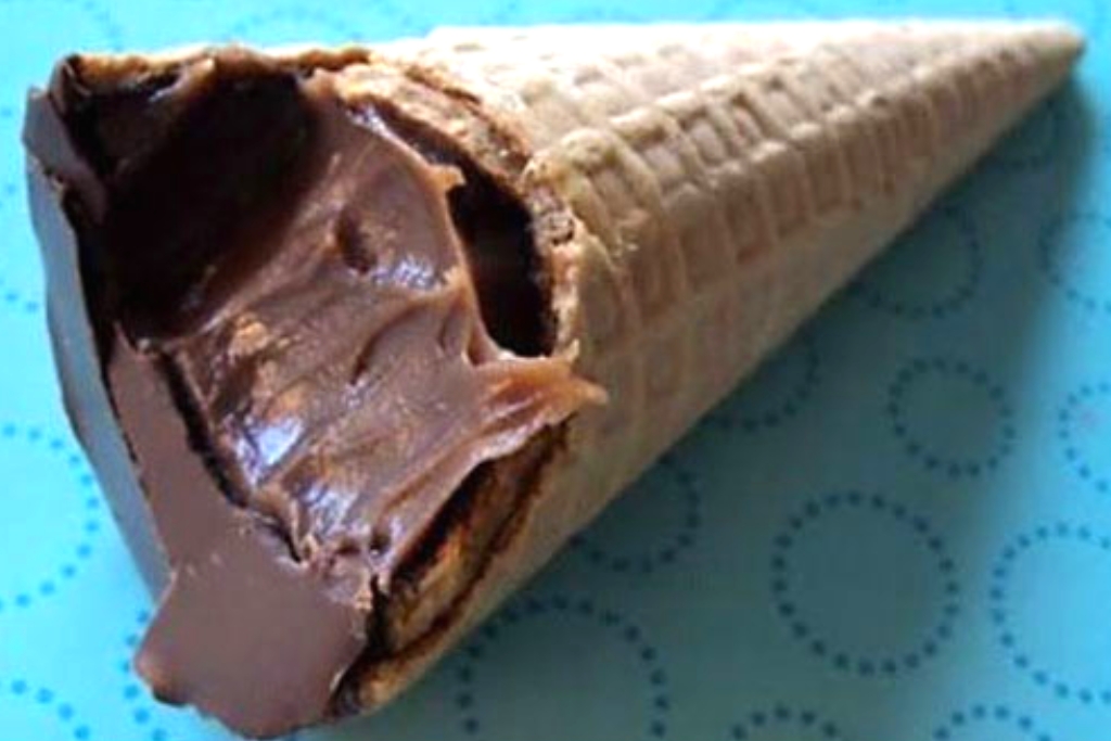 Cone trufado de chocolate, feito em casquinhas de sorvete deliciosas