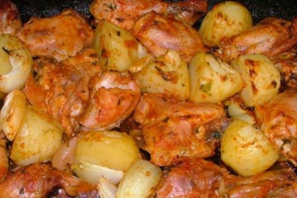 Coxa de frango com batata: muito aroma e sabor numa só receita