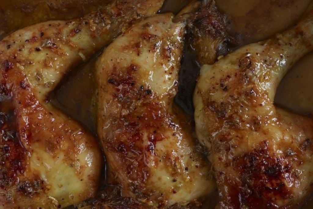 Coxas de frango no forno com mostarda bem temperadinhos, douradinhos e suculentos