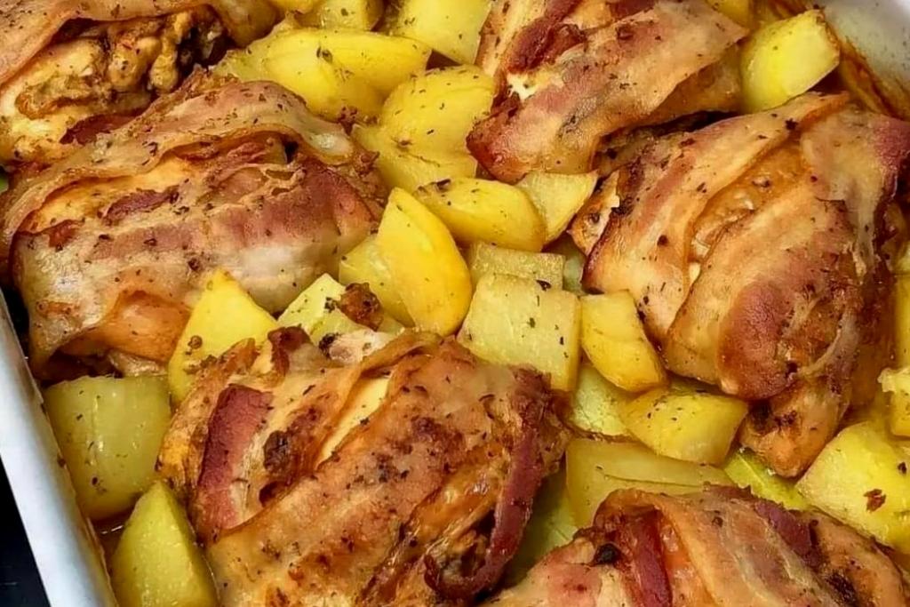 Frango com bacon e batatas, já pensou esse frango no almoço da família?