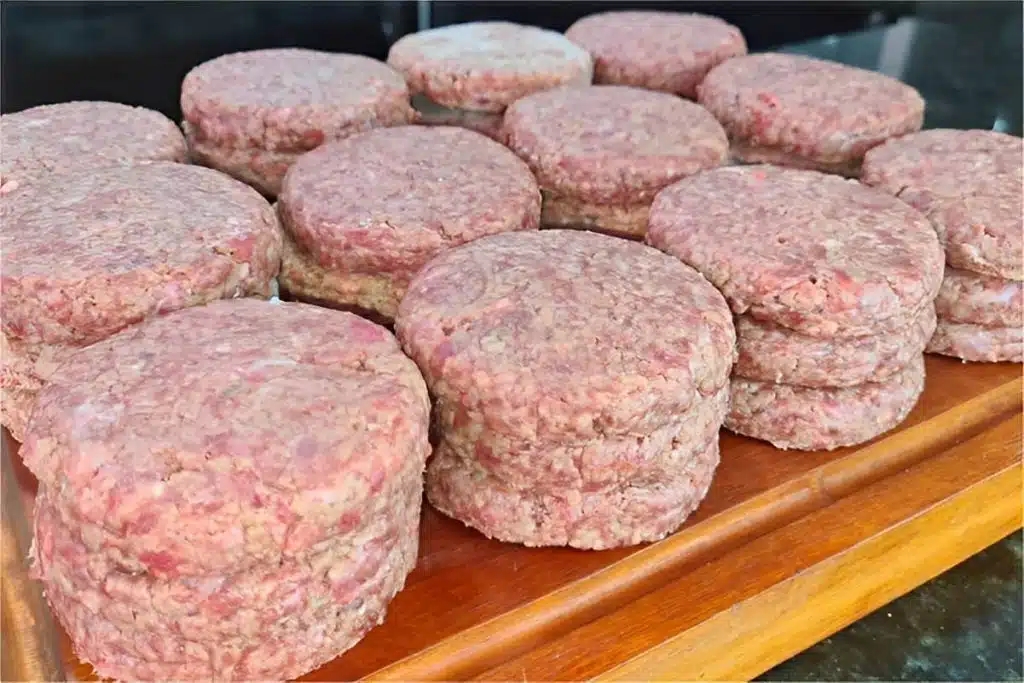 Hambúrguer artesanal suculento, econômico e delicioso feito com sensacional blend de carnes