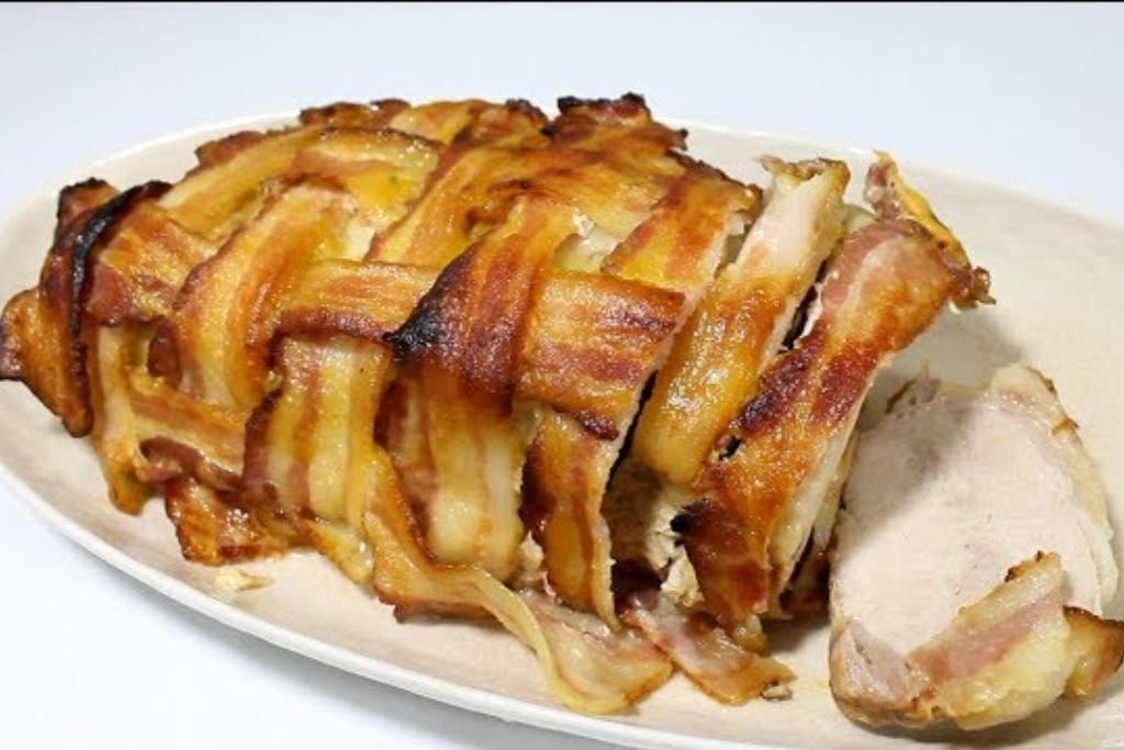 Lombo assado no forno com camada externa de bacon uma delícia