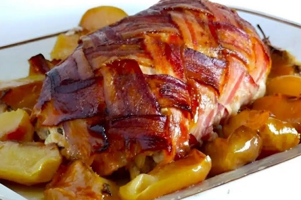 Lombo suíno assado no forno com camada de bacon perfeito para o seu natal