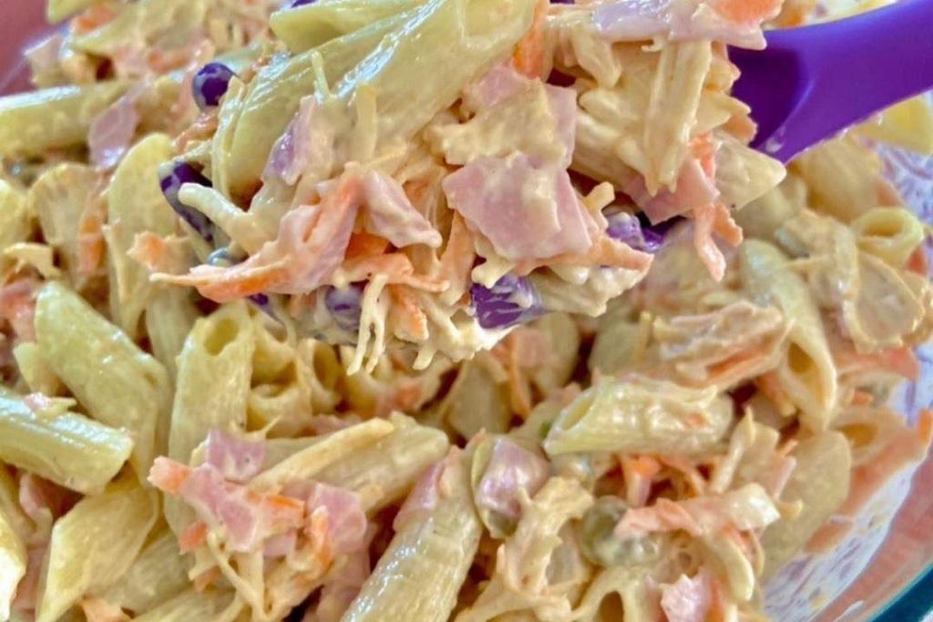 Macarroneis ou salada de macarrão é simples de preparar barata e fica maravilhosa