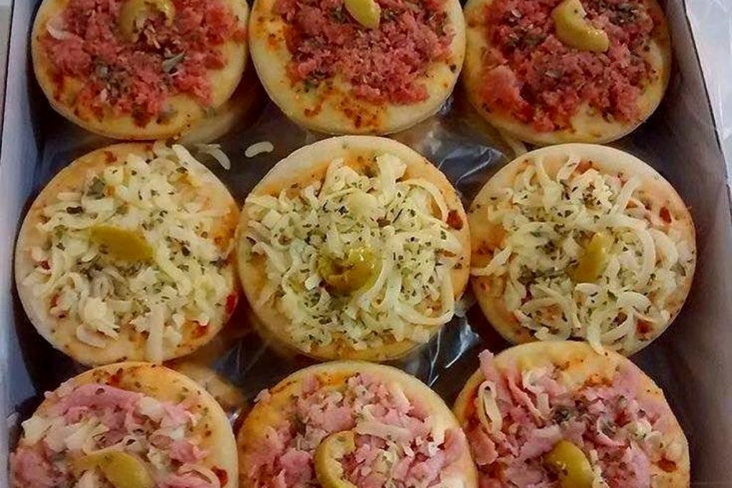 Mini pizzas caseira são perfeita para servi aquelas visitas inesperadas super fáceis