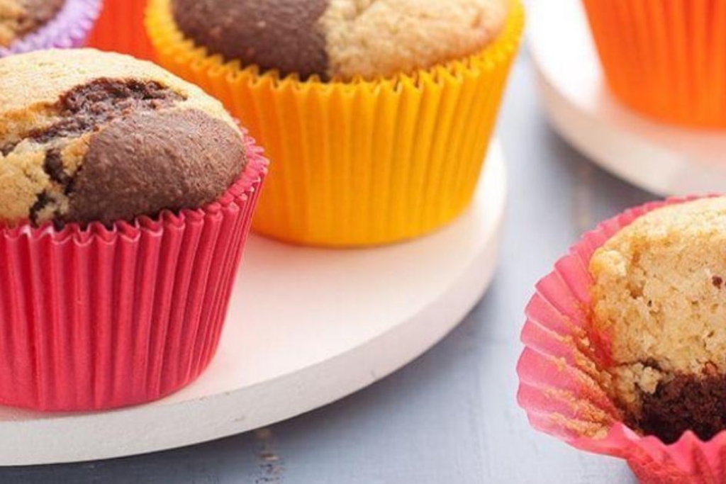 Muffins de baunilha mesclados com chocolate, opção deliciosa para levar na lancheira das crianças