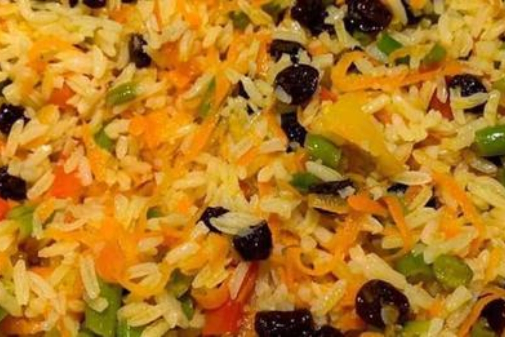 O arroz à grega além de delicioso fica bastante colorido e será um ótimo acompanhamento para seus pratos