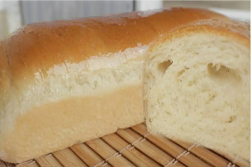Pão caseiro sem leite e sem ovos muito fofinho, saboroso e fácil de preparar
