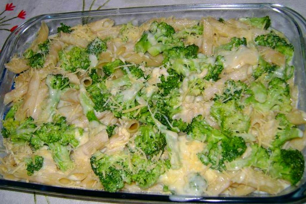 Penne ao molho branco e brócolis, para uma refeição rápida e completa