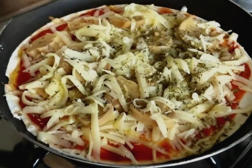 Pizza de frigideira com massa caseira, é fácil e fica bem crocante e saborosa