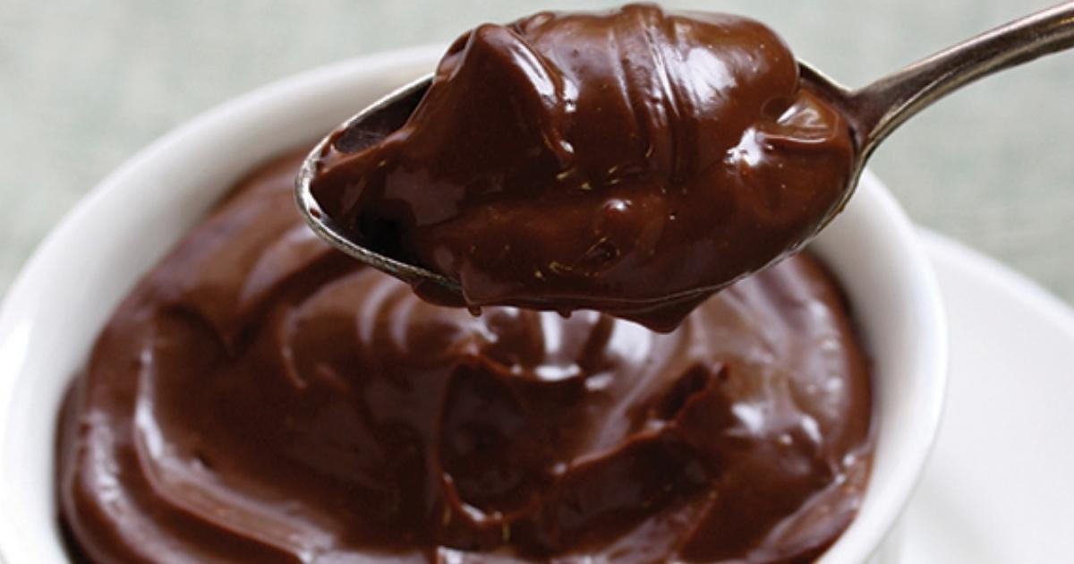 Pudim de chocolate cremoso, é cozido em uma panela e depois gelado