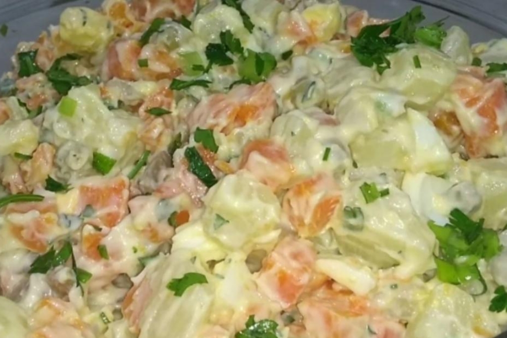 Salada de maionese de legumes, é um prato clássico nos almoços de família