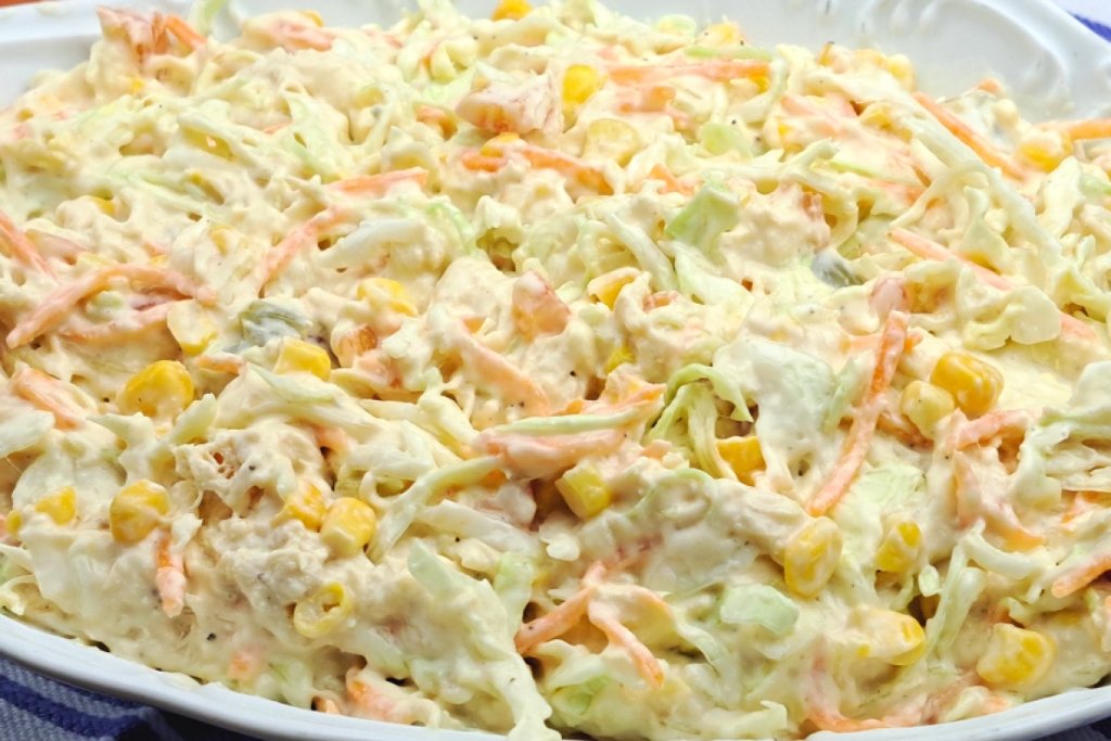 Salada de repolho cremosa, uma combinação perfeita para acompanhar nossas refeições do dia-a-dia
