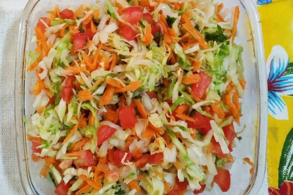 Salada de repolho fácil de fazer essa deliciosa receita vai te surpreender