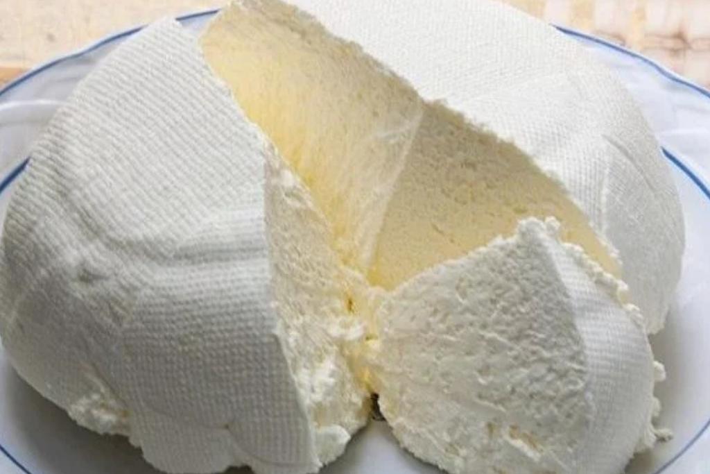Se você tem 1 litro de leite, iogurte e meio limão, pode preparar o melhor queijo caseiro
