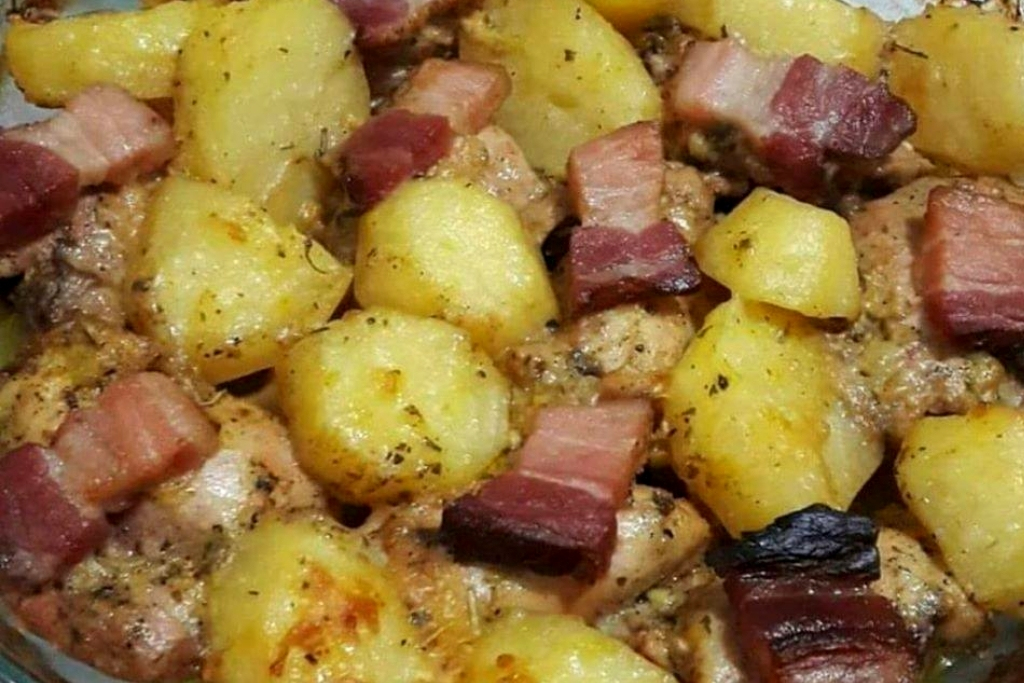 Sobrecoxa assada com batatas e bacon, para servir no almoço de domingo