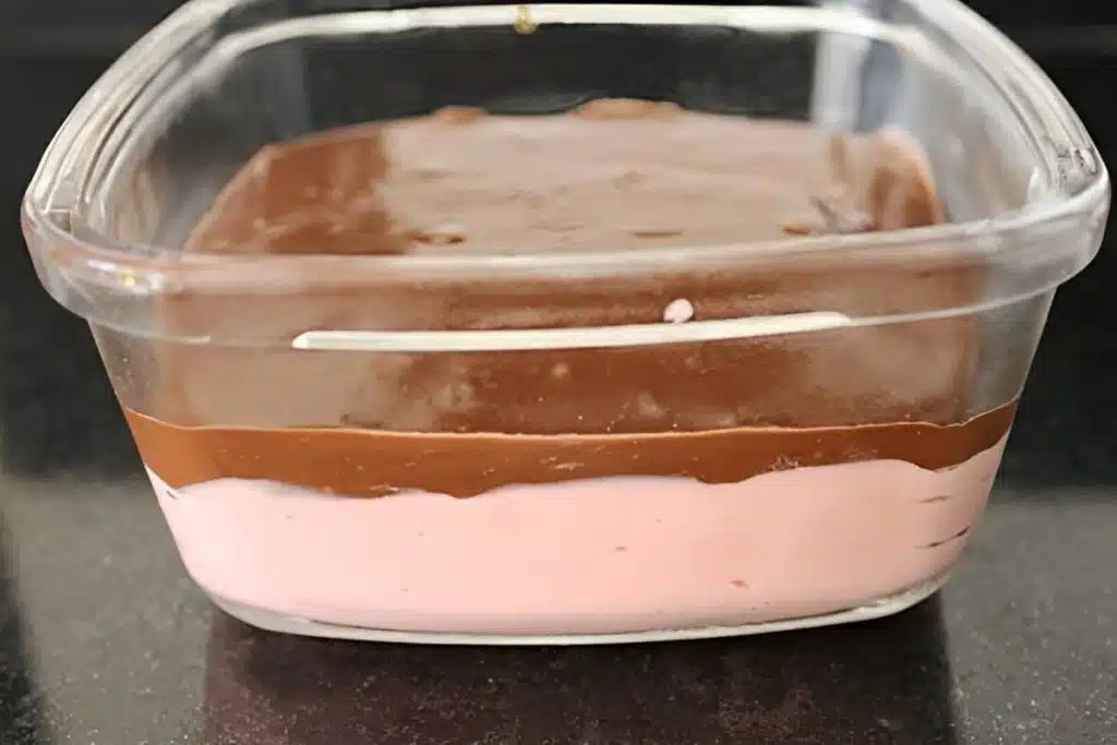 Sobremesa tentação, uma mistura de dois cremes de morango com chocolate que é um arraso
