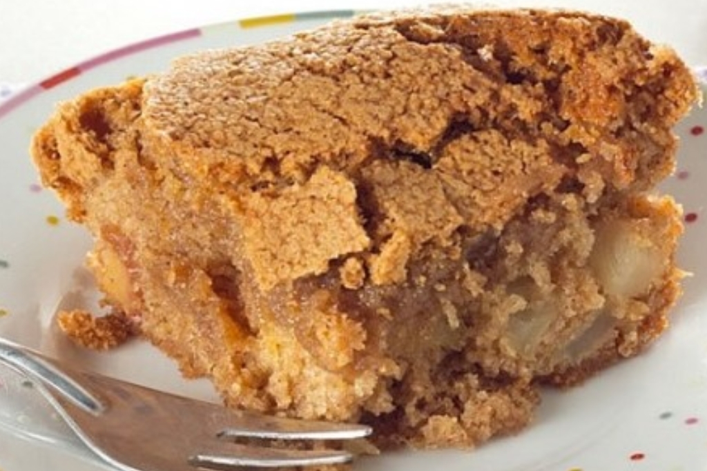 Torta de maçã com farofa crocante, uma receita que vai do lanche à sobremesa