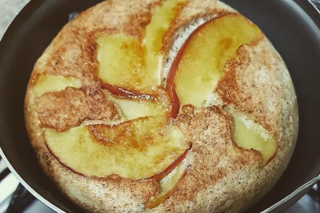 Torta de maçã e canela de frigideira, uma receita rápida para improviso