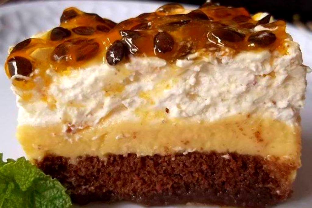 Torta pavê de maracujá, é esse misto de bolo com pavê pra você babar