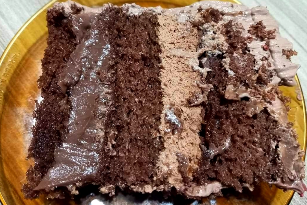 Uma fatia de bolo de chocolate recheado, perfeito para qualquer ocasião