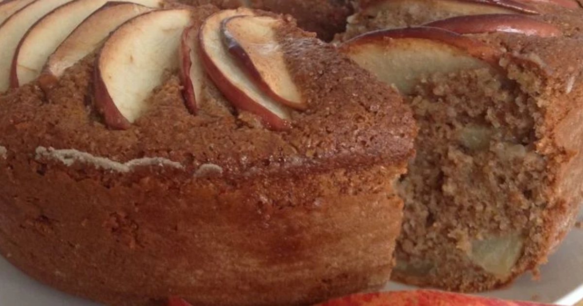 Bolo integral de aveia com maçã um bolo nutritivo e delicioso