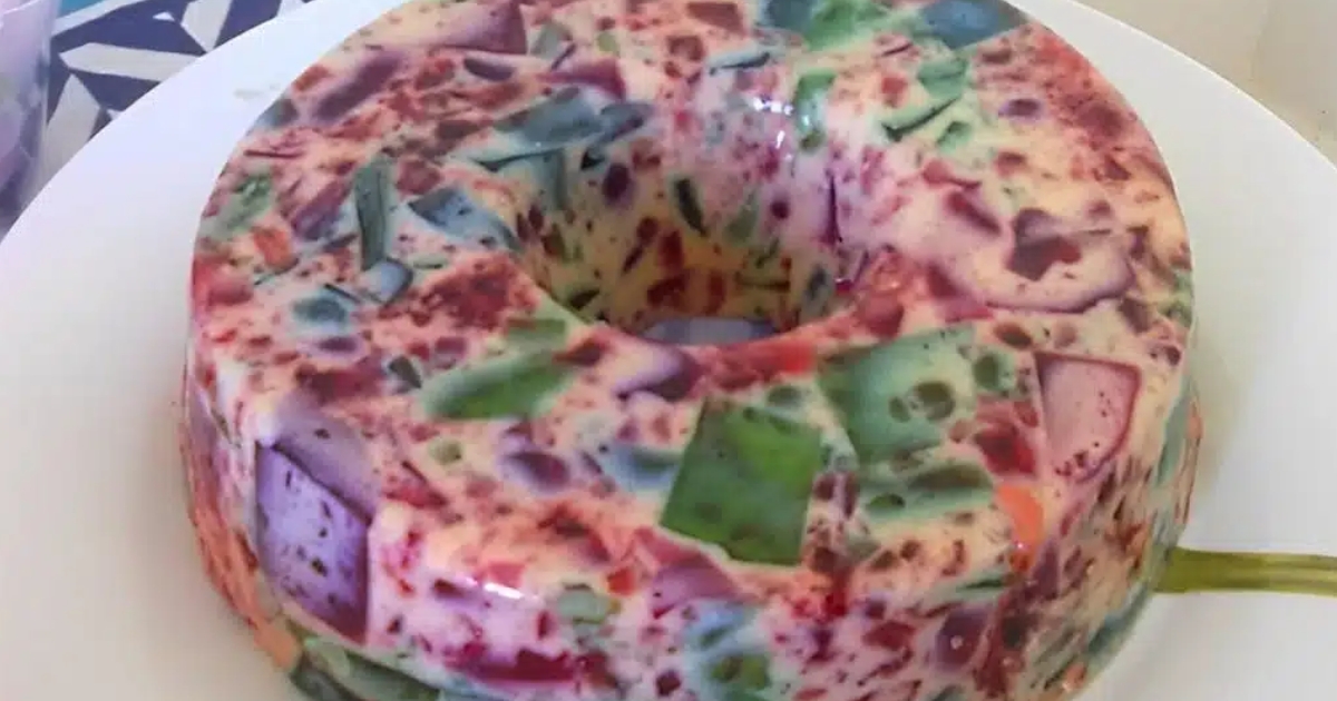 Gelatina colorida na forma uma sobremesa deliciosa e fácil