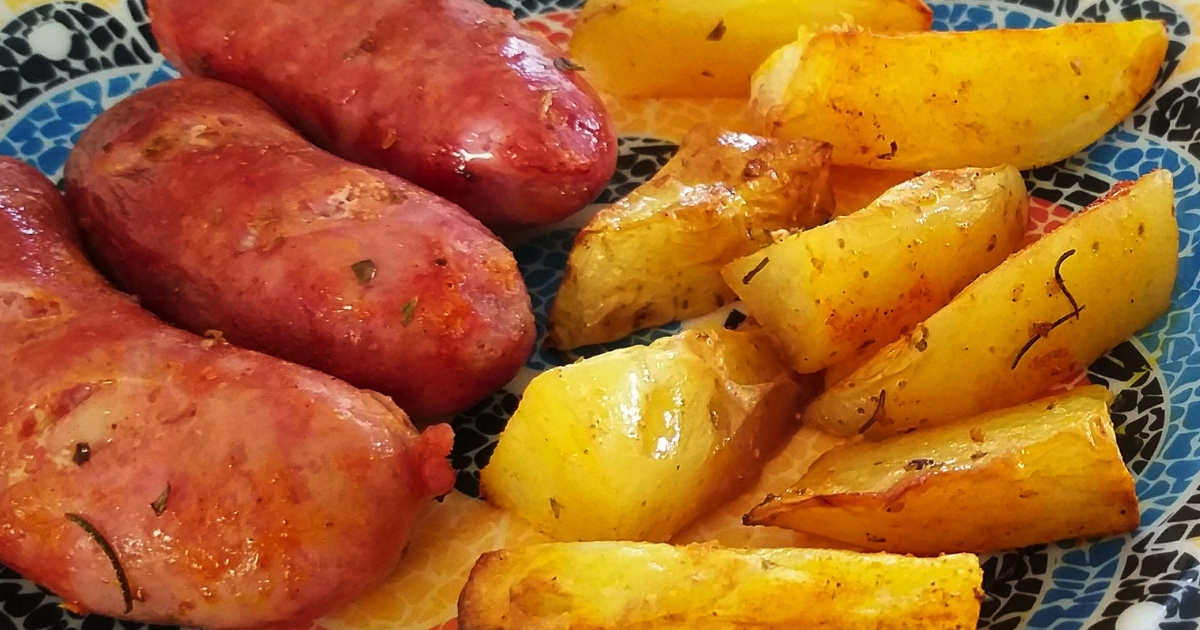 Linguiça assada com batatas no forno uma receita rápida para a correria