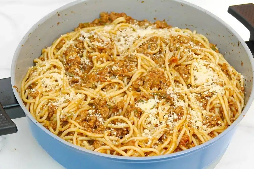 Macarrão com carne moída rápido perfeito para o almoço em qualquer dia da semana