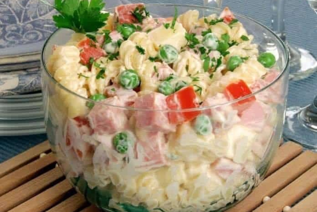 Salada de macarrão com frios e ervilha fresca a salada perfeita para servir no seu natal