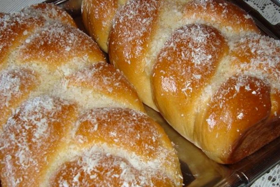 Pão de coco de padaria um pão doce com cobertura para fazer na sua casa