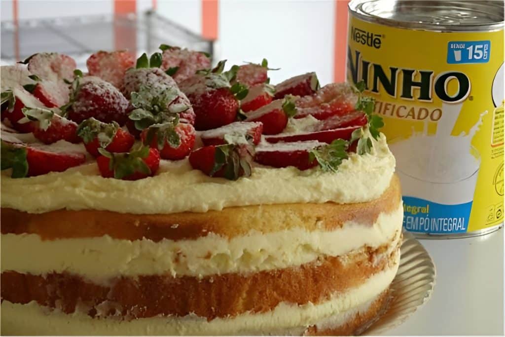 Bolo pelado de Leite Ninho com morangos um naked cake muito fácil e prático de fazer