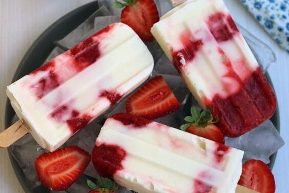 Esse picolé caseiro de iogurte e morango está na lista dos favoritos aqui de casa durante o verão